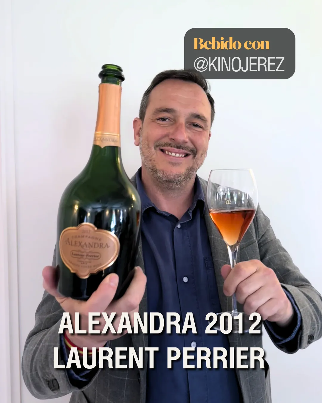 Pablo sonriendo con una botella y una copa de Alexandra 2012 Laurent Perrier junto a Kinojerez